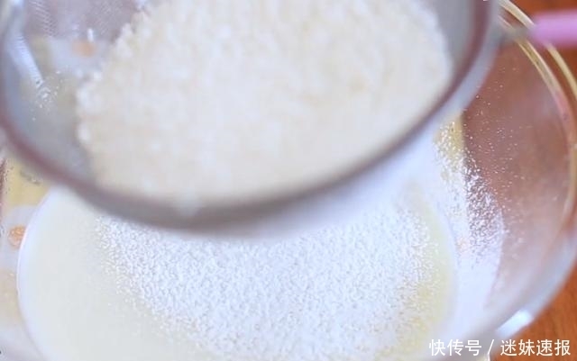 绵软|爆浆花朵小蛋糕:做法简单,绵软香甜,看着就想吃,孩子超喜欢