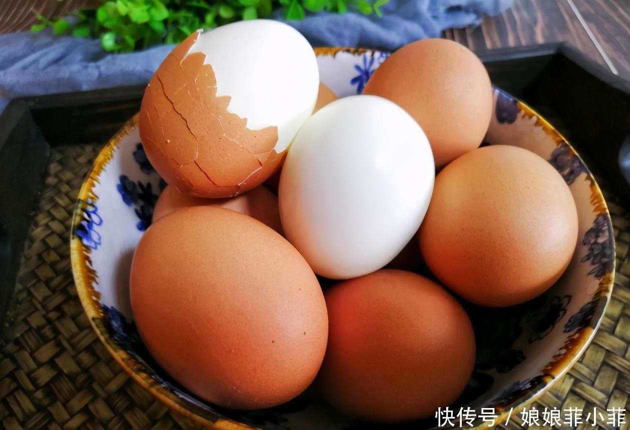 还好|煮鸡蛋,用清水煮是“外行”!多加2样,鲜嫩又入味,还好剥壳