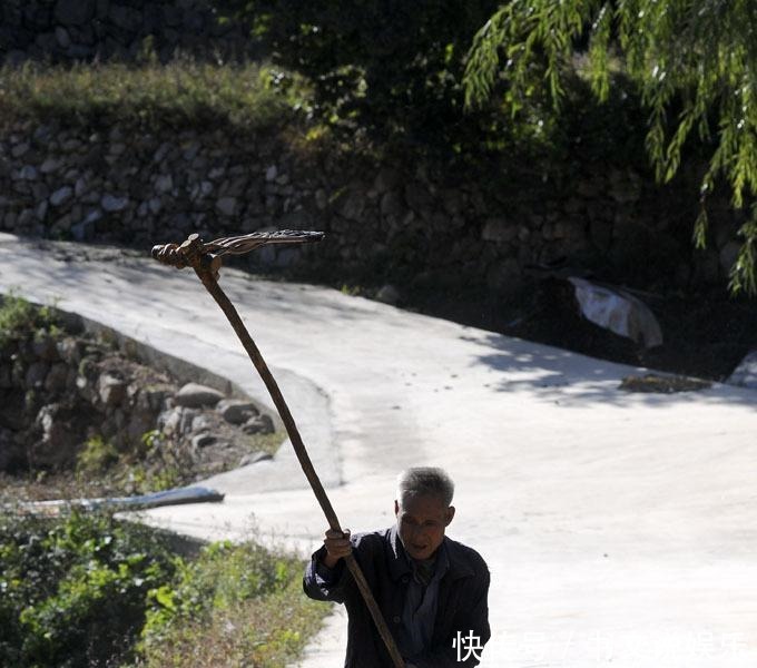 山里|秦岭山里63岁老人河里洗衣服、路边打豆子,老伴为啥不干活