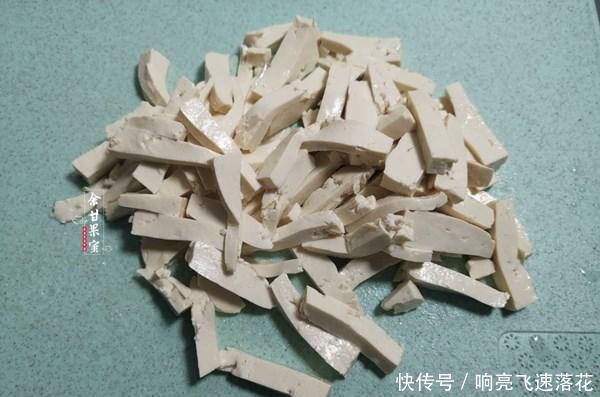 虾仁|女儿常点这道菜,简单烧一烧上桌,食材丰富多样,味道也鲜美