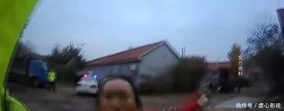  打骂|嚣张！民警拦无牌货车，货车疯狂逃窜，拦截后对民警打骂还吐口水