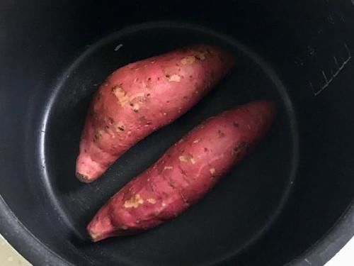 好吃|将一堆红薯扔进电饭煲,不加一滴水,不用烤箱,出锅比烤的还好吃