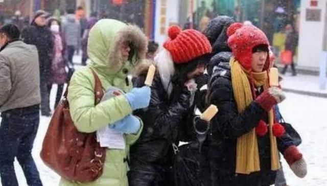 雪天|东北人雪天“晒”饺子，场面格外壮观，南方人不解不脏吗