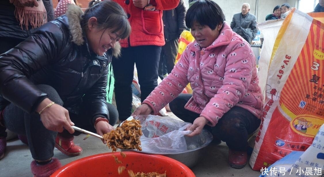 吃法|大姐赶集售小吃，200多罐老干妈1日用完，创新老干妈吃法