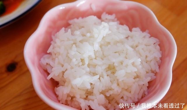 午饭|一家4口出不了门,午饭3菜1汤,看着简单却很营养,好吃不长胖