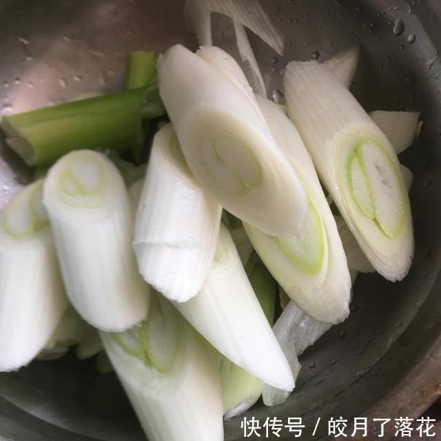  大葱|大葱炒加拿大海参，做法简单，鲜美下饭