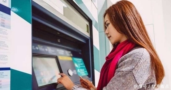 经理|女子银行卡被吞,银行不理不睬,她说了六个字经理赶紧帮忙了