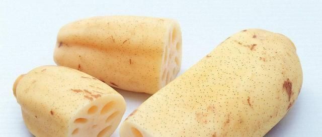 莲藕放入|炒莲藕时,不要直接下锅炒,炒之前多加一步,莲藕清脆爽口不发黑