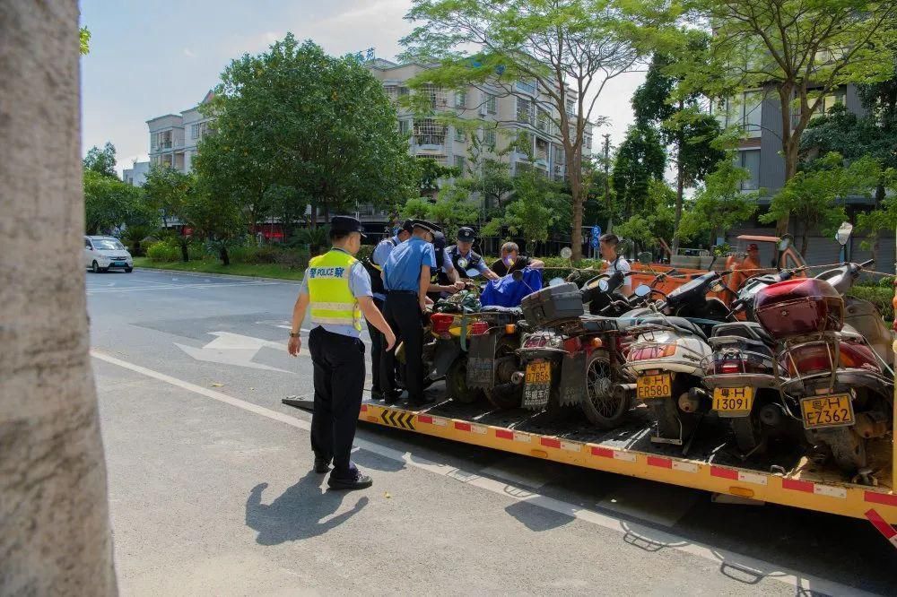 蜀黍|出手了鼎湖警察城管蜀黍合体大战“僵尸车”