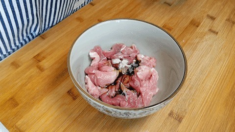 菜肴|黄瓜便宜了，做北方特色菜肴，营养又好吃，我家隔三差五做一次