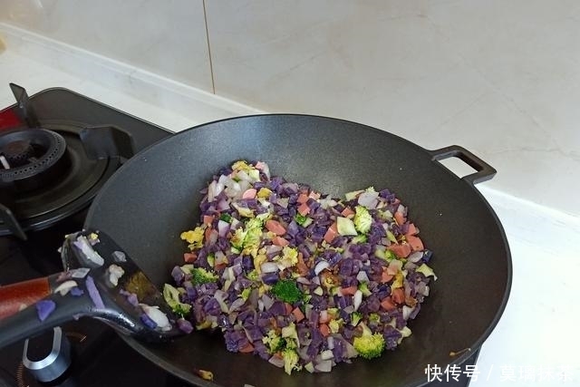 晚餐|今日晚餐绝了！一口饭一口瓜，走红朋友圈，网友：打开新世界
