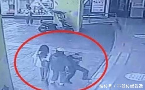 赖女士|女子独自走夜路，到巷子时冲出陌生男子，将女子打倒在地上下其手