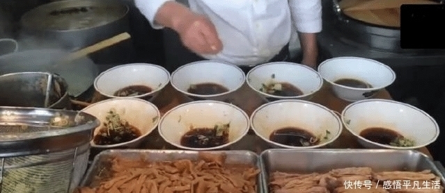 顾客|大哥卖面1碗10元仅有1口面,天天排10米长队,顾客我是冲肉来的