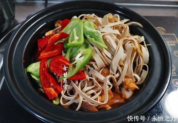 降温|天气降温,我家就爱这道菜,香辣鲜美又下饭,热乎乎的上桌