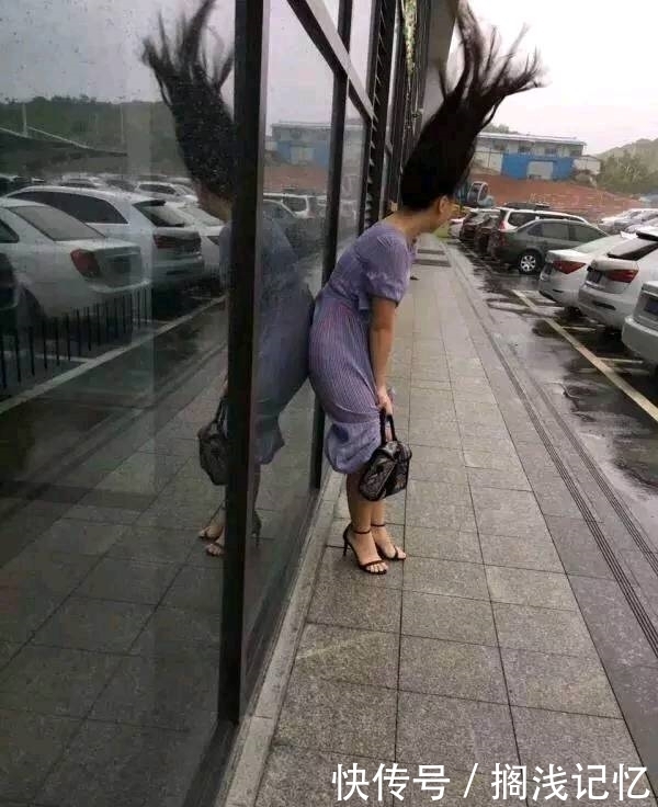 妹子|搞笑段子趣味图片: 妹子，这风好调皮啊，头发都吹直了