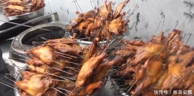  小七|大姐路边卖“万人迷”小吃，8元一只，日卖上千只