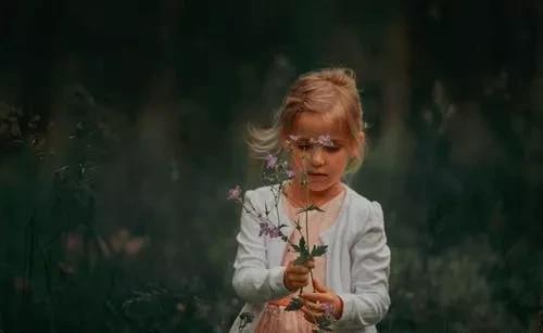 值得|女儿问:“爸我长得好看不?” 这个父亲的回答值得爸妈们学习