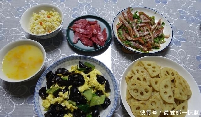 晚餐|看看我们的晚餐，有肉有鸡蛋有菜，有饭有粥，吃得舒服