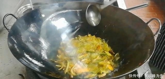下入锅中|淮扬菜大厨改良员工餐将香菇烧鸡这么做,鲜香微辣,开胃下饭