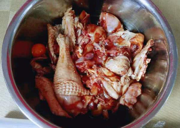  鸡块|炖鸡肉，有人直接炖，有人先焯水，大厨教你一招，鸡肉更入味