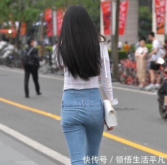 带来|牛仔裤带来与众不同的时尚气息，精美舒适自然，打造甜美迷人气质