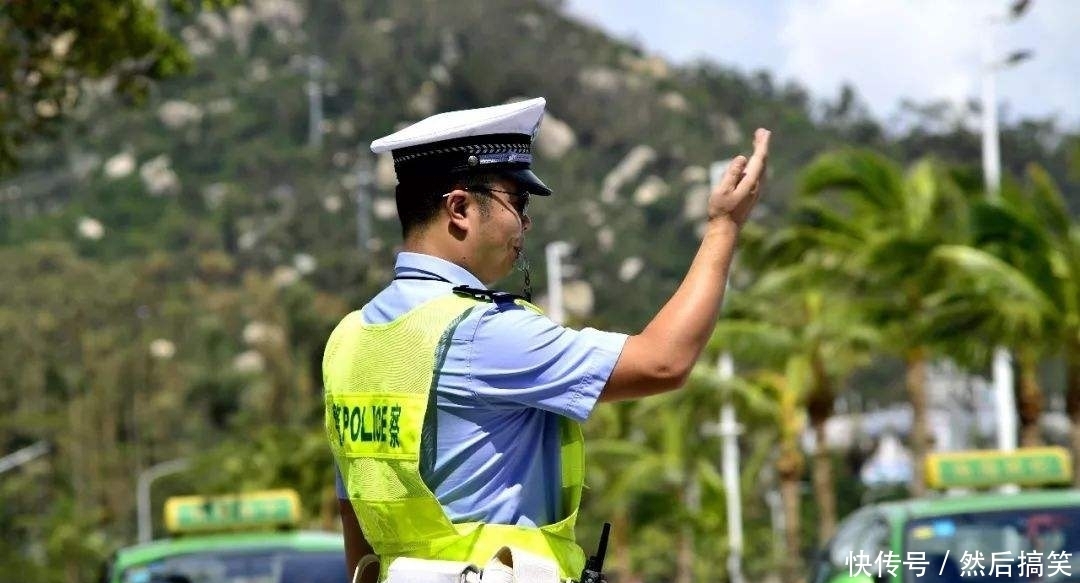 做法|司机停车礼让，遭3名女子戏耍扣三分，交警做法获老百姓支持