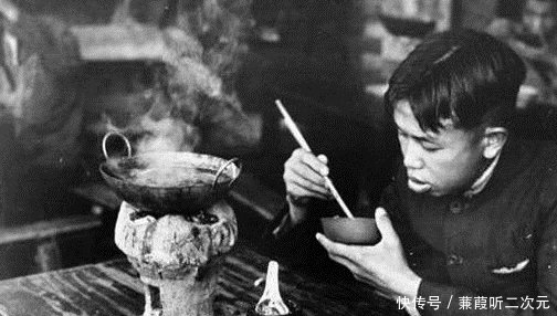 吃火锅|罕见老照片:人们在吃火锅,第二张令人惊讶!