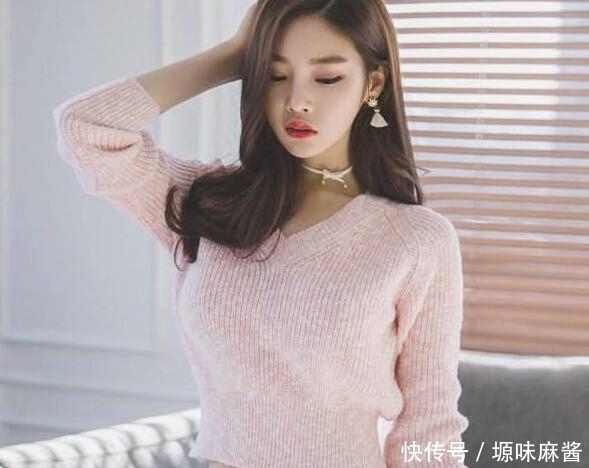 气质|五官精致的牛仔裤美女,散发迷人气质,回头率十足!