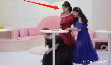 留意|伊能静把张萌晋级卡扔地上时,有谁留意黄圣依的表情怕是忘了有镜头