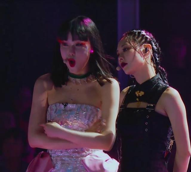 王智|王霏霏劈叉动作撞车王智,王智都看懵了,这个临场反应彰显情商