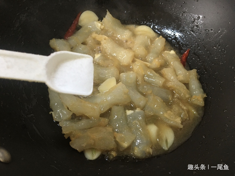  芹菜炒蹄筋|这菜炒一炒五分钟就上桌，胶原蛋白丰富又鲜又滑，老人孩子要常吃