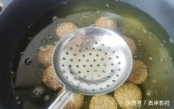  酥脆|炸麻球时，掌握这个窍门，个个酥脆不塌陷，方法点心大厨都在用！