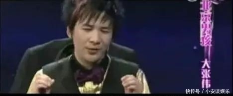 西装革履|有生之年系列——大张伟西装革履,端坐办公桌前!