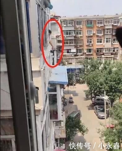 大妈|大妈正要高空抛物，小伙子隔空一声怒吼！网友：嘿的好！