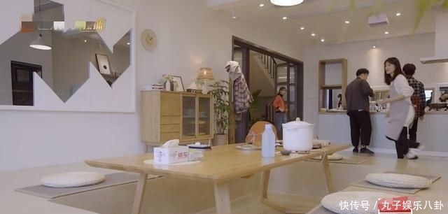 家族|吴昕在节目中下厨,虽然动作生疏,但是快乐家族其他人的反应却