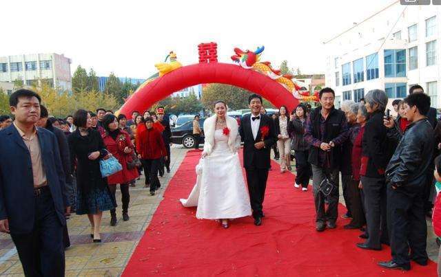 女方家里|农村俗语“新娘进了房，把媒人扔过墙”，什么意思有道理吗