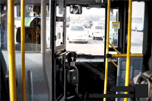 大妈|搞笑GIF:这打卡机太心机了!美女秒过,大妈打几百次却失败了