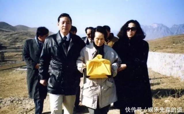 李淑贤和溥仪|溥仪最后一任妻子李淑贤:直言溥仪离不开她,图9抱着溥仪的骨灰