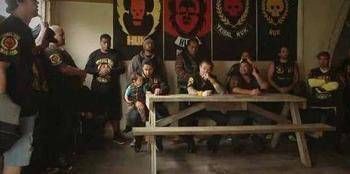 警察|这个黑帮不打架不抢劫，甚至联合警察驱逐毒贩