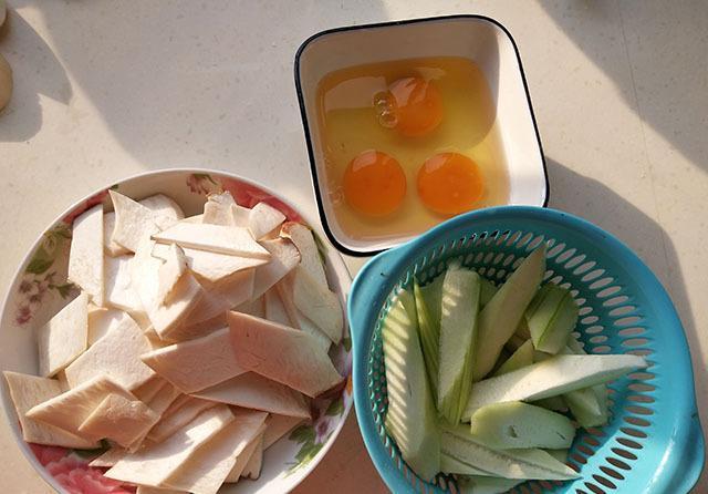 分钟|大热天适合煮这汤,5分钟做好,菜鲜汤白不输骨汤,每人喝两碗