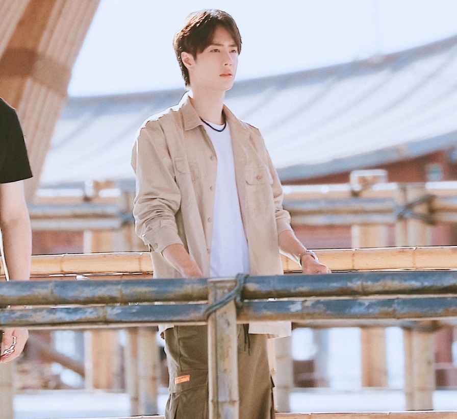  累坏|天天向上王一博被强行搭顺风车，悠哉撩发负责帅，却累坏大张伟