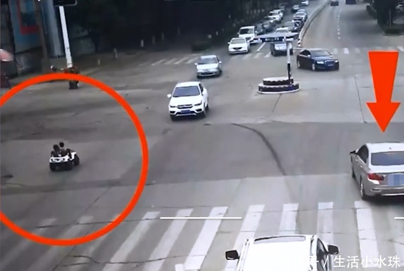  敞篷|双胞胎开“敞篷跑车”上路，半路被女司机拦下，下一幕太暖心