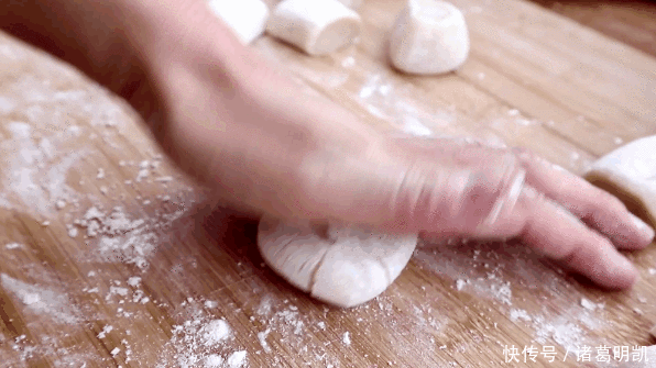  广式|广式甜点“芒果糯米糍”，比雪媚娘制作简单，奶香浓郁，软糯拉丝