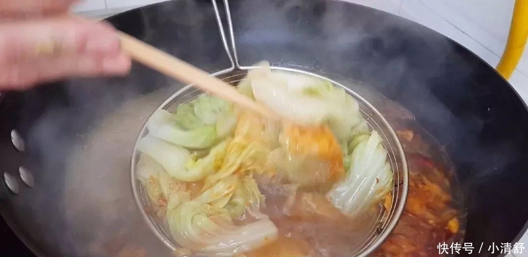 比水|1颗白菜,1块猪肉,教你简单一做,比水煮肉片都好吃,越吃越过瘾