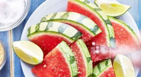 西瓜|各国吃西瓜的“奇葩操作”,日本撒盐,泰国蘸辣椒,印度的更逆天