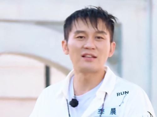  扶了起来|李晨玩游戏时意外摔倒，谁注意一旁蔡徐坤的举动暴露两人关系