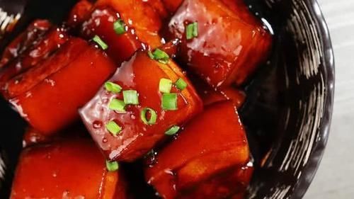 保证|炒糖色容易发苦?大厨:先后加两次水,保证色泽漂亮,不发苦