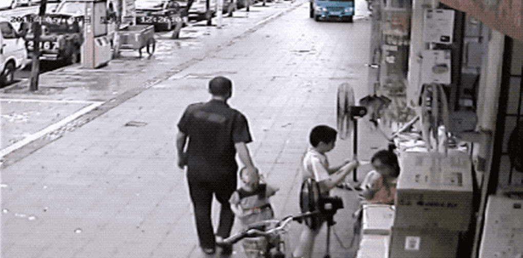 魔爪|4岁孩子被陌生人一把抱走，关键时刻喊出5个字，逃离人贩子魔爪
