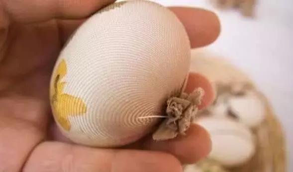 惊艳|姑娘街头卖“丝袜鸡蛋”,食客直言反胃,成品出来后都被惊艳到