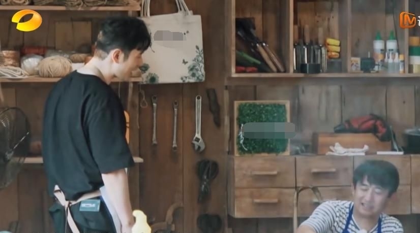 黄磊|黄晓明跟黄磊学做红烧肉,站旁边看得十分认真,原来都是为了baby